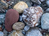 Ansammlung buntgefärbter Steine